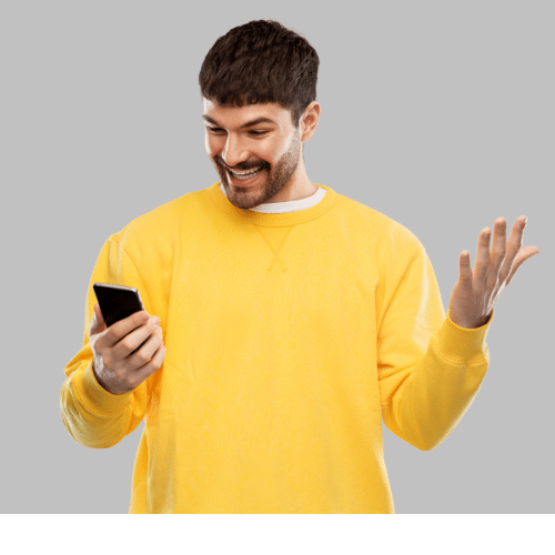 Hombre feliz leyendo una reseña positiva en su smartphone